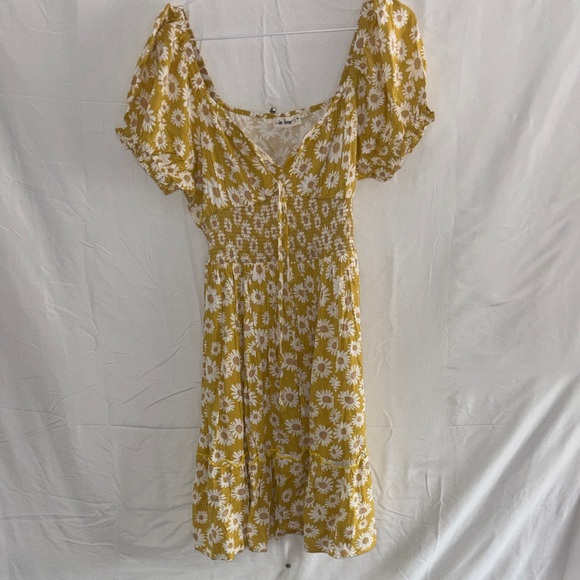 In Bloom Dresses & Skirts - In bloom Yellow Daisy Print Puff Sleeve Midi Dress